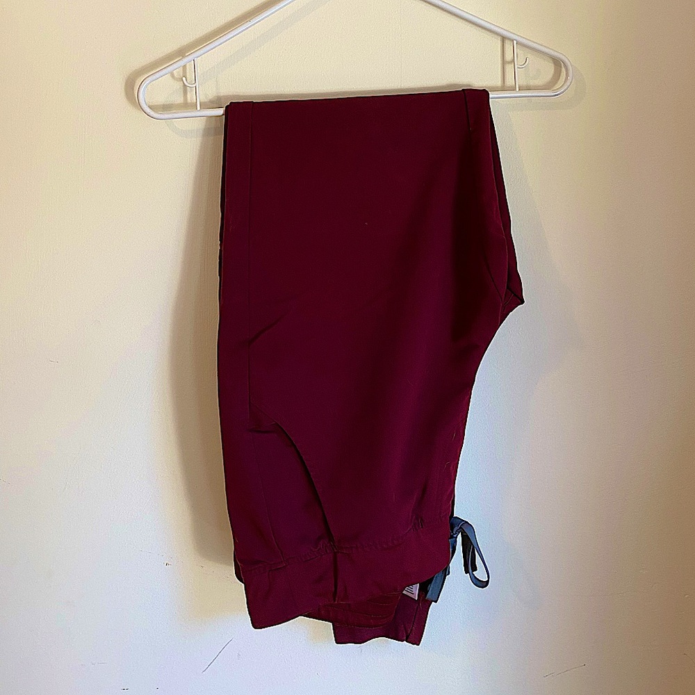 Women’s FIGS Zamora Jogger Scrub Pants - Medium Tall (Burgundy)